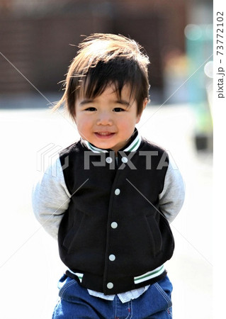 笑顔で散歩する2歳の男の子 笑顔で散歩する2歳の男の子 73772102