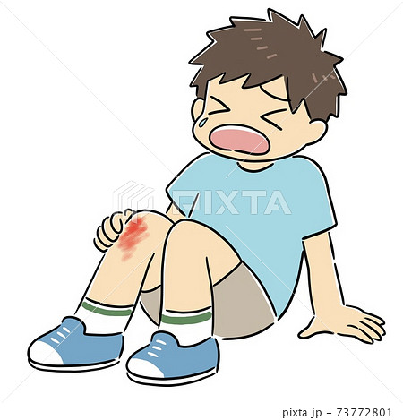 転んでけがをして泣いている男の子 73772801