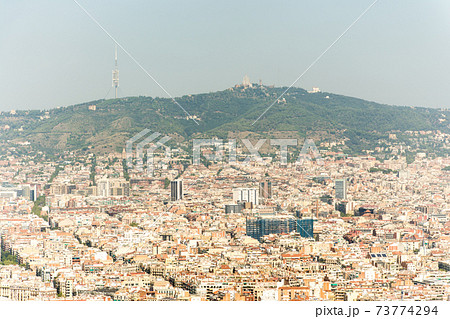 丘の上から見下ろすスペインバルセロナの街並みの写真素材 [73774294