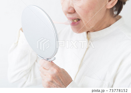 歯磨きするシニア女性 73778152