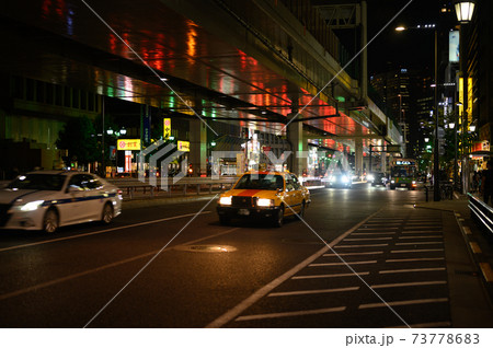 夜の六本木交差点周辺 73778683