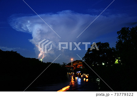 灯篭流しと雷雲 73779322