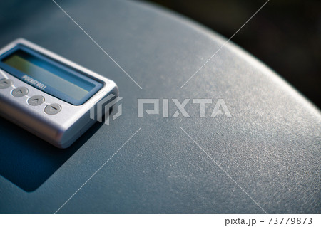 テーブルに置かれたポケベル 73779873