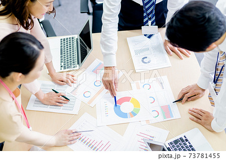 オフィスで会議するビジネスパーソン 73781455