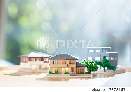 家  住宅ローン  不動産イメージ　ミニチュア　模型　家 73781634