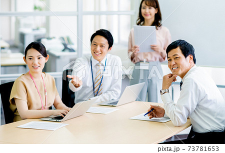 オフィスで会議するビジネスパーソン 73781653