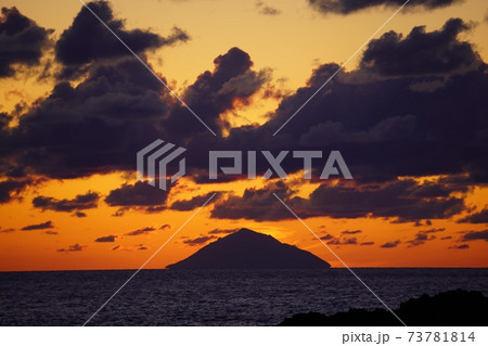 夕焼け染まる松前大島 夕焼け染まる松前大島 73781814