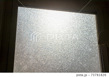 すりガラス越しに眺める太陽 73781826