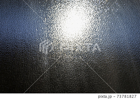 すりガラス越しに眺める太陽 73781827