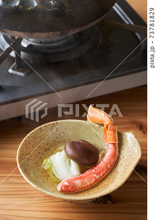 取り分けたズワイガニのしゃぶしゃぶ 73781829