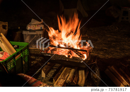 【夜の焚火タイム】 73781917