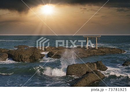 【神磯鳥居の日の出　背景合成】 73781925