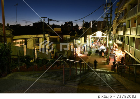 黄昏時の東京都荒川区 夕やけだんだん 奥に見えるのは谷中銀座の商店街の写真素材 7370