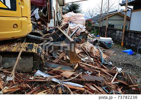 家の取壊しと解体作業の写真素材