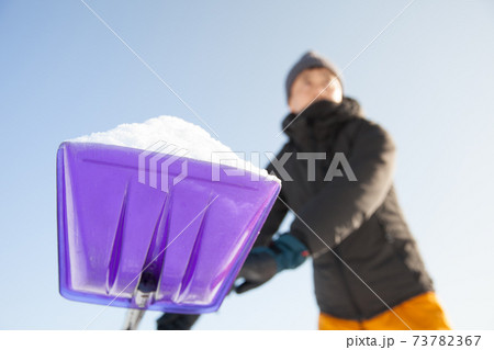 除雪をする男性 73782367