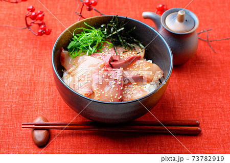 ブリ（ぶり、鰤）のづけ丼、漬け丼、海鮮どんぶり、ブリの漬け丼、鰤の刺身丼。 73782919