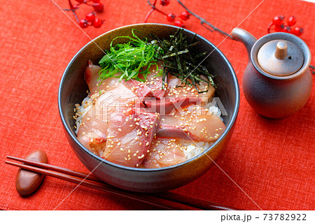ブリ ぶり 鰤 のづけ丼 漬け丼 海鮮どんぶり ブリの漬け丼 鰤の刺身丼 の写真素材