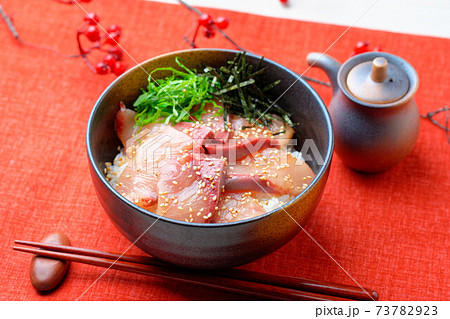 ブリ ぶり 鰤 のづけ丼 漬け丼 海鮮どんぶり ブリの漬け丼 鰤の刺身丼 の写真素材