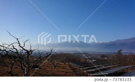 太陽光発電のハイテクと融合する、山奥の景色と青空 73783135