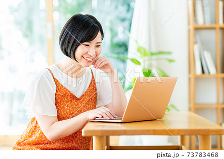 リビングでパソコンをする若い女性 73783468