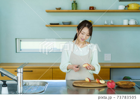 シンプルなキッチン　女性　 73783505