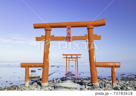 有明海の神秘的な風景 大魚神社の海中鳥居 佐賀県 の写真素材