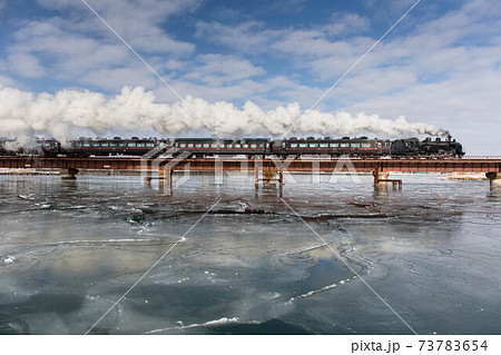 釧路川鉄橋を渡るSL冬の湿原号 釧路川鉄橋を渡るSL冬の湿原号 73783654