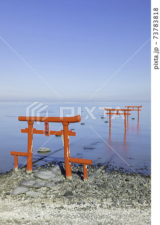 有明海の神秘的な風景　大魚神社の海中鳥居　（佐賀県） 73783818