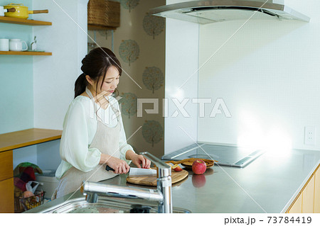 フルーツを切る女性　主婦　ママ 73784419