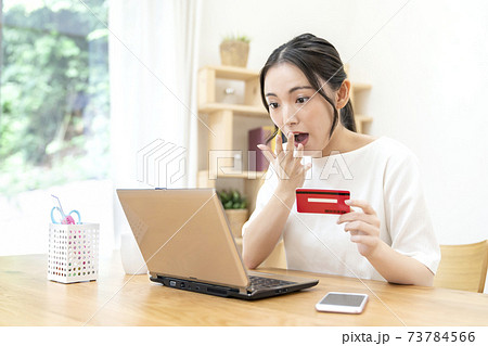 クレジットカードを使う若い女性 73784566