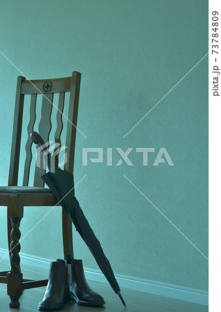 薄明りの部屋にオーク椅子. 紳士雨傘とレインブーツを添えて. 英国家具(ビビット調・ソフト焦点) 薄明りの部屋にオーク椅子. 紳士雨傘とレインブーツを添えて. 英国家具(ビビット調・ソフト焦点) 73784809