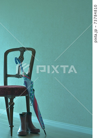 薄明りの部屋にマホガニー椅子. カラフル傘とレインブーツを添えて.英国家具(ビビット調・ソフト焦点) 薄明りの部屋にマホガニー椅子. カラフル傘とレインブーツを添えて.英国家具(ビビット調・ソフト焦点) 73784810