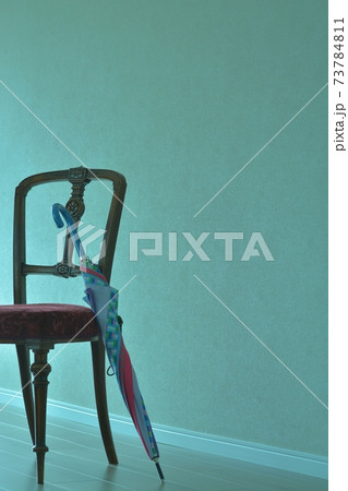 薄明りの部屋にマホガニー椅子. カラフル傘を添えて. 英国家具（ビビット調・ソフト焦点） 73784811