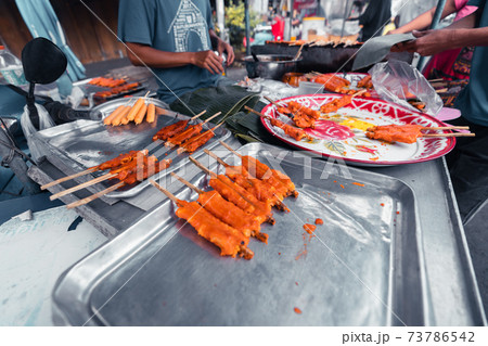 Roast chicken in hot sauce and grilled in the market 73786542
