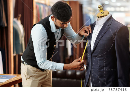 Tailor measuring bespoke jacket 73787418