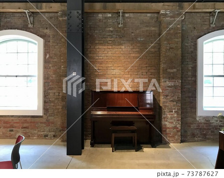 広いホールのある喫茶店でひっそりと佇んでいたアップライトピアノです。その雰囲気が好きで撮り止めました 広いホールのある喫茶店でひっそりと佇んでいたアップライトピアノです。その雰囲気が好きで撮り止めました 73787627