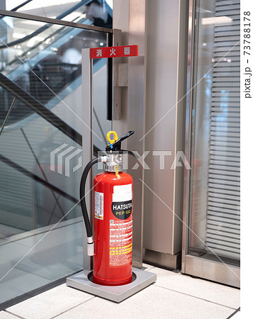 商業施設に設置された消火器 73788178