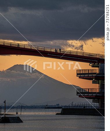 富士山と中の島大橋の夕景とシルエット 富士山と中の島大橋の夕景とシルエット 73788251