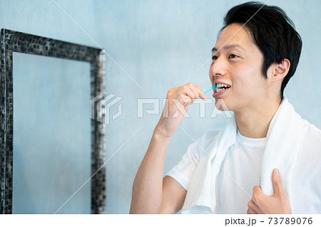 歯を磨く男性  73789076