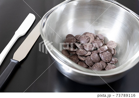 クーベルチュールチョコレートでお菓子作り【黒背景】 73789116