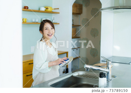 食器を洗う女性　家事 73789150