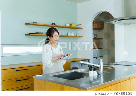 注文住宅　キッチン　女性 73789159