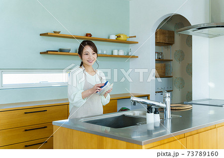 食器を洗う女性　家事 73789160