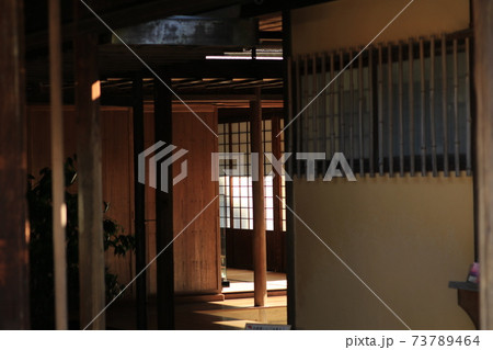日本家屋の奥まった和室につながる趣のある廊下の写真素材