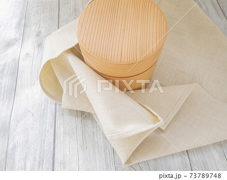 白い風呂敷とわっぱの丸いお弁当箱 73789748