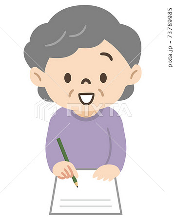 書類を書くシニア女性 73789985