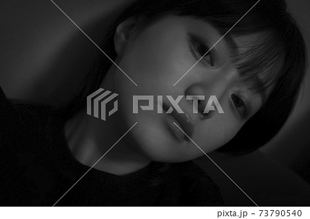 アンニュイな表情の女性の写真素材