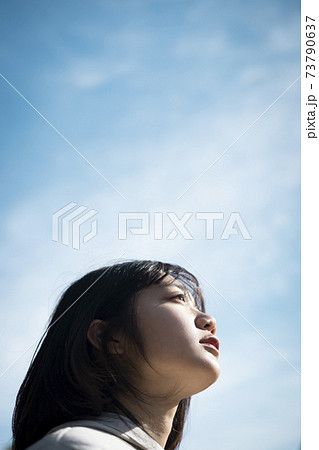 青空と女性のエモーショナルなポートレート 73790637