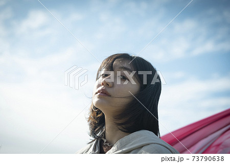 きれいな布と女性のエモーショナルなポートレート きれいな布と女性のエモーショナルなポートレート 73790638