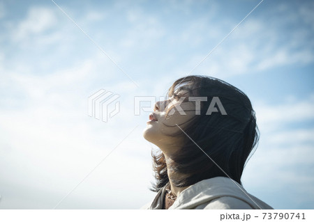 空を見上げる女性のポートレート 73790741